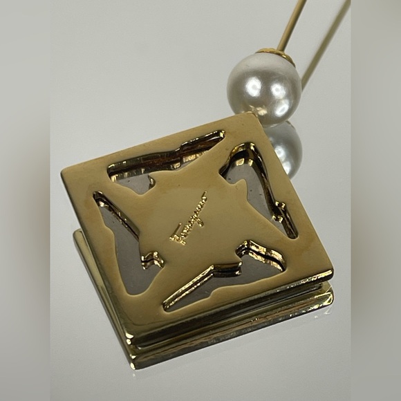 Salvatore Ferragamo, Gold Tone and Pearl Brooch - Picture 2 of 7